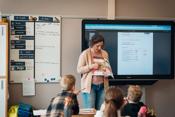 Daniëlle geeft klassikaal uitleg bij een opdracht in het Faqta doeboek