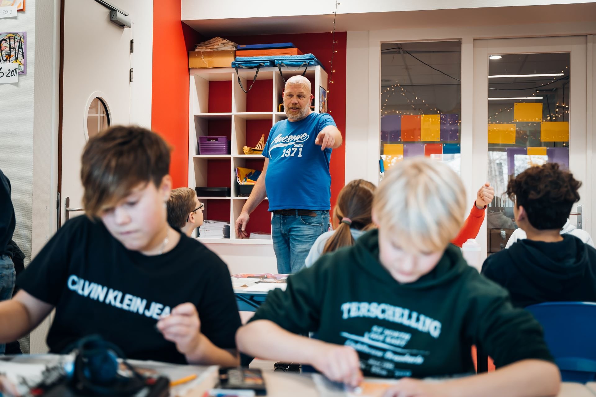 Meester Frank combineert bij wereldoriëntatie klassikaal lesgeven met coachen en zelfstandig werken