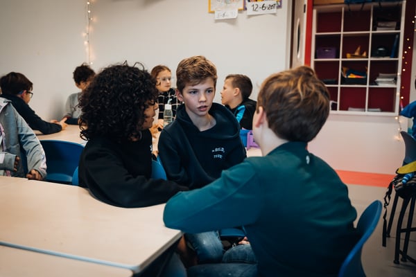 Burgerschap in de klas: leerlingen discussiëren in groepjes