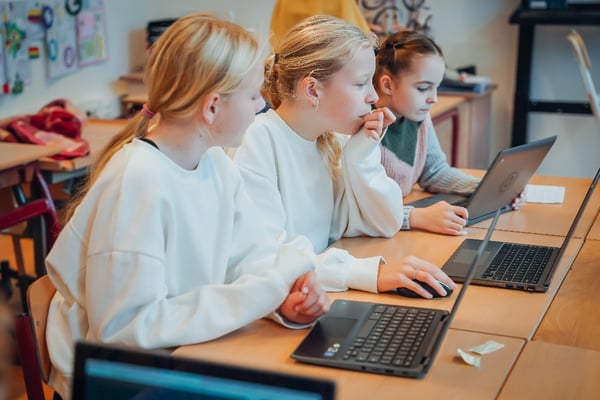 Groep 8 leerlingen werken op hun chromebooks aan hun digitale vaardigheden als mediawijsheid, informatievaardigheden, computational thinking en praktische ICT-vaardigheden