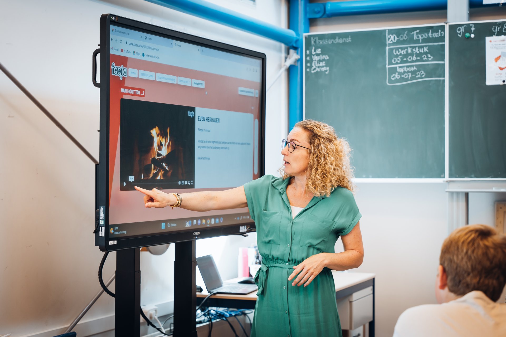 Juf Anita begint haar les klassikaal bij het digibord voordat ze leerlingen in tweetallen laat samenwerken bij begrijpend lezen