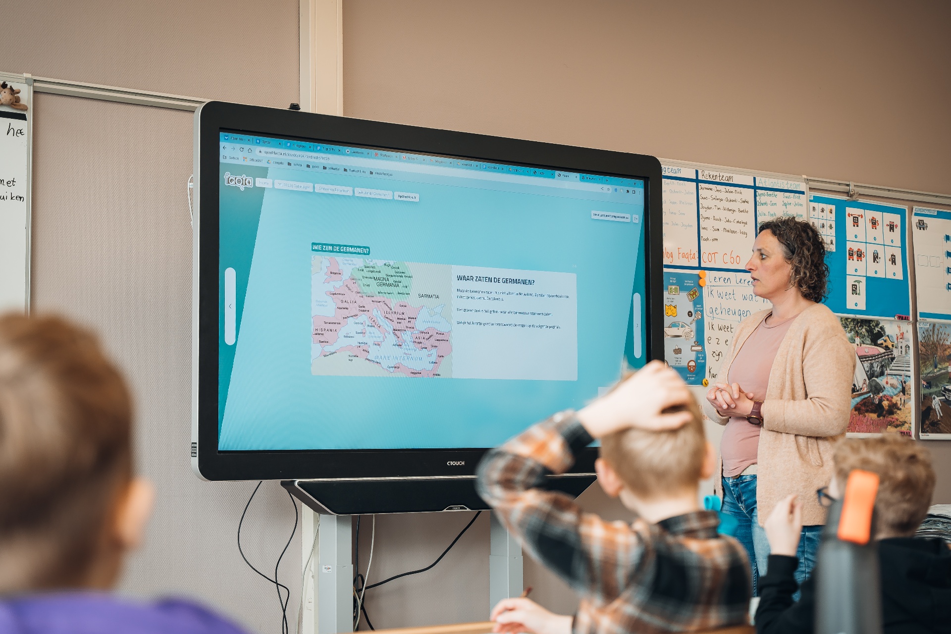 Klassikaal lesgeven met behulp van slimme leerplatform op het digibord
