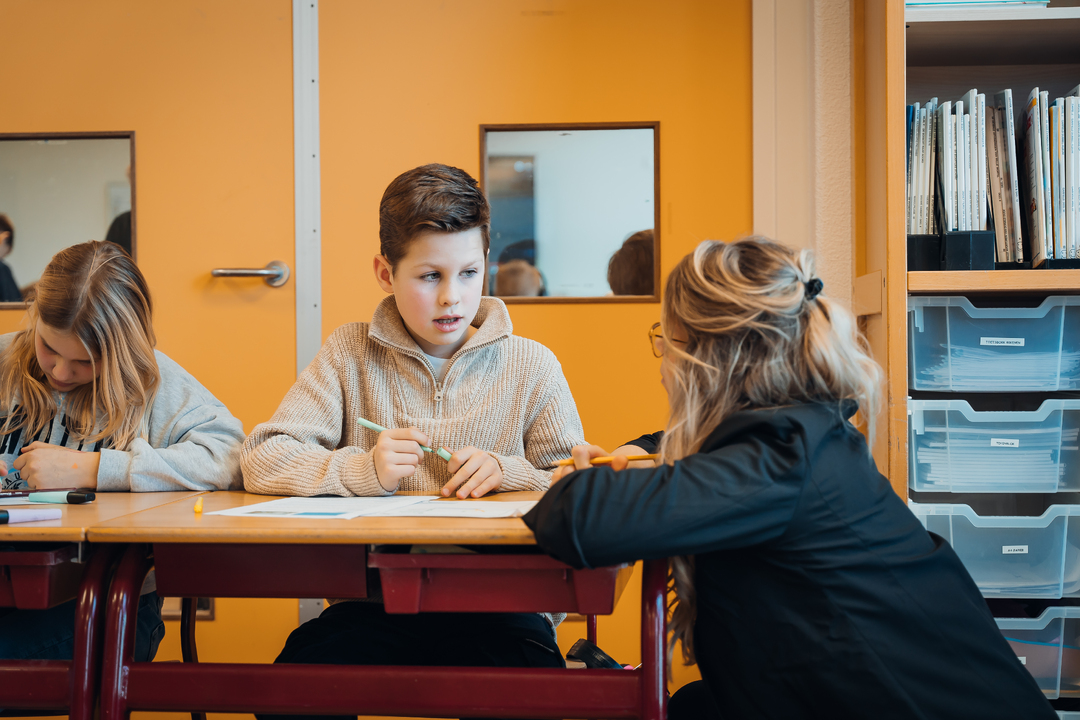 leerkracht begeleidt leerling tijdens leesgesprek voor LIST