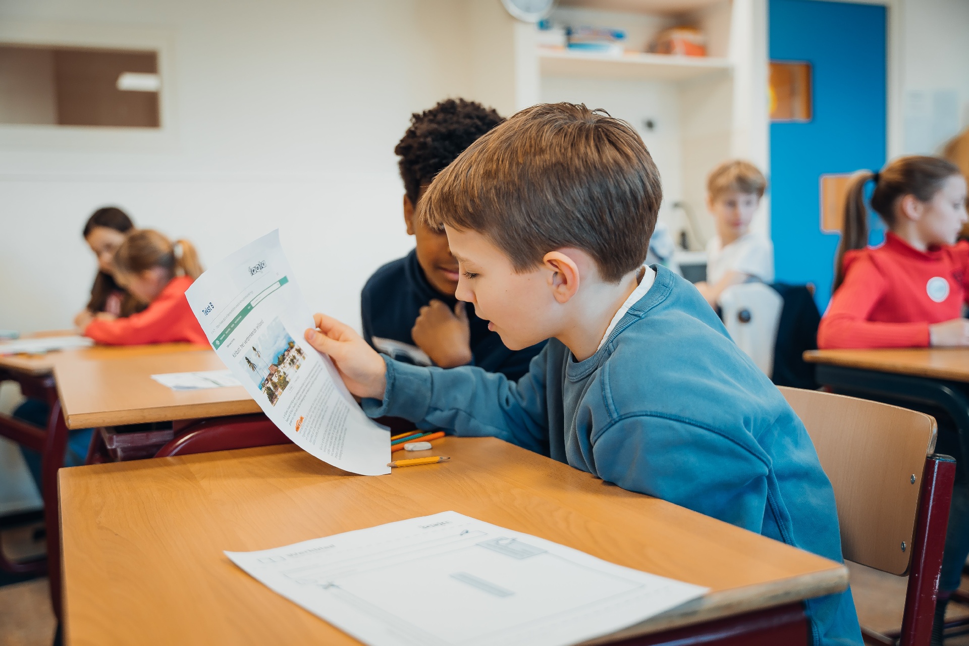 Leerlingen lezen rijke, authentieke bronnen bij het vak Nederlands / taalmethode voor het basisonderwijs