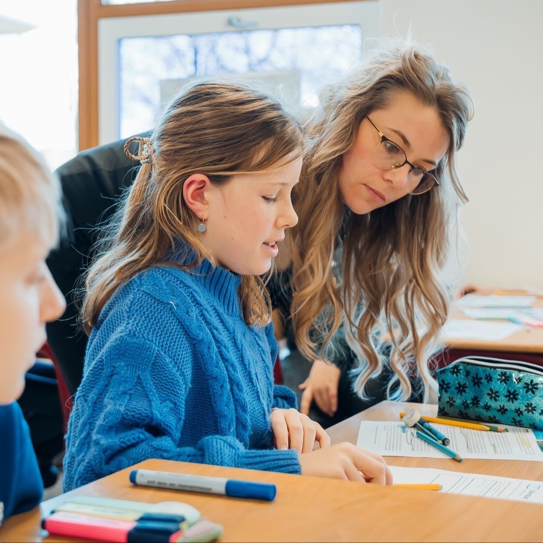 juf Daphne ondersteunt leerlingen tijdens de les-1