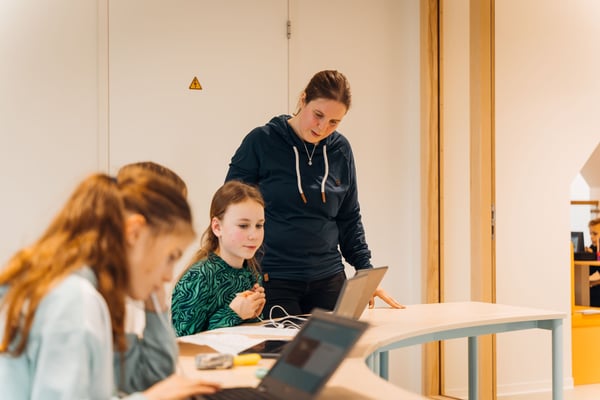 juf Linda coacht haar leerlingen op het leerplein