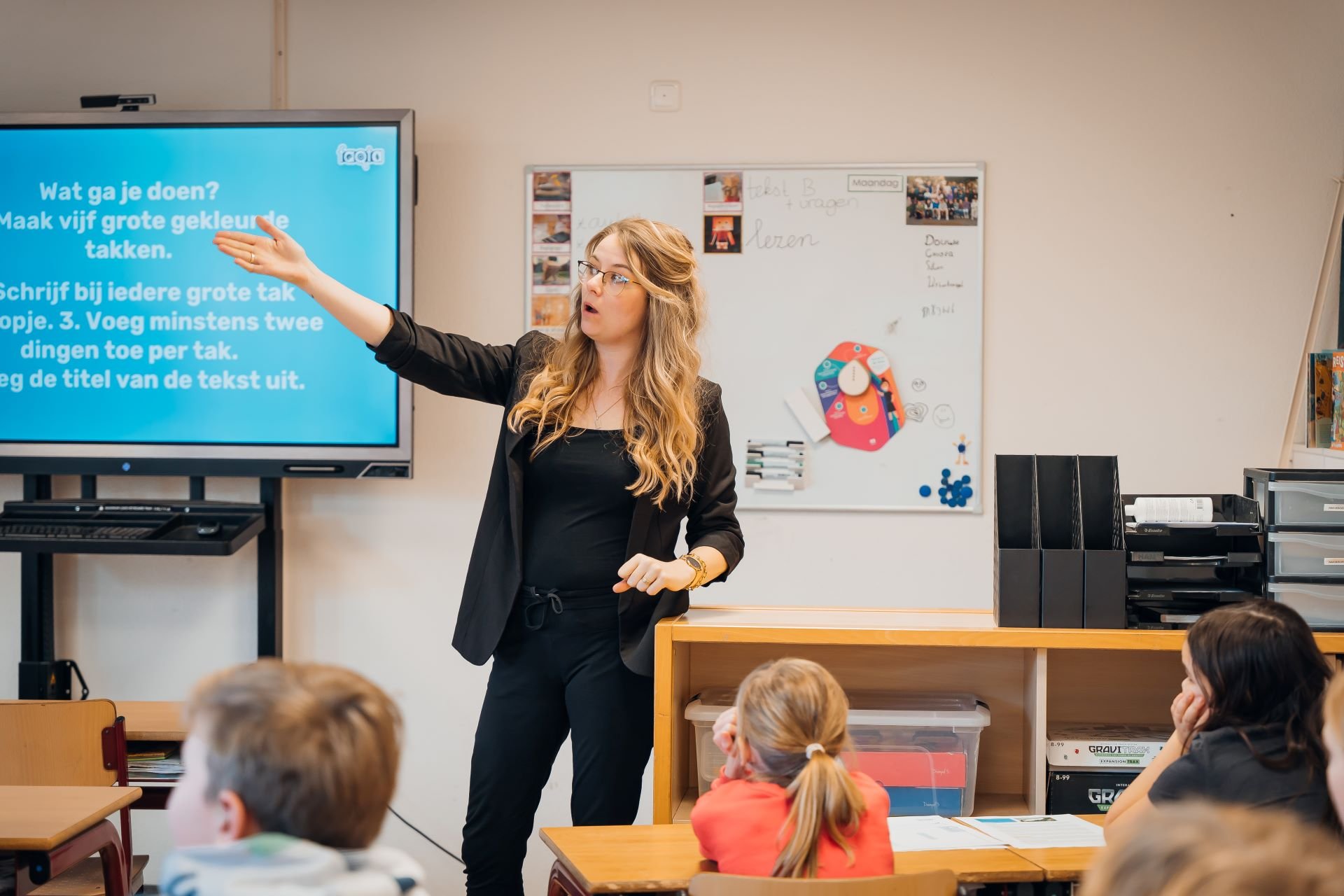 leerkracht legt uit hoe mindmap maken