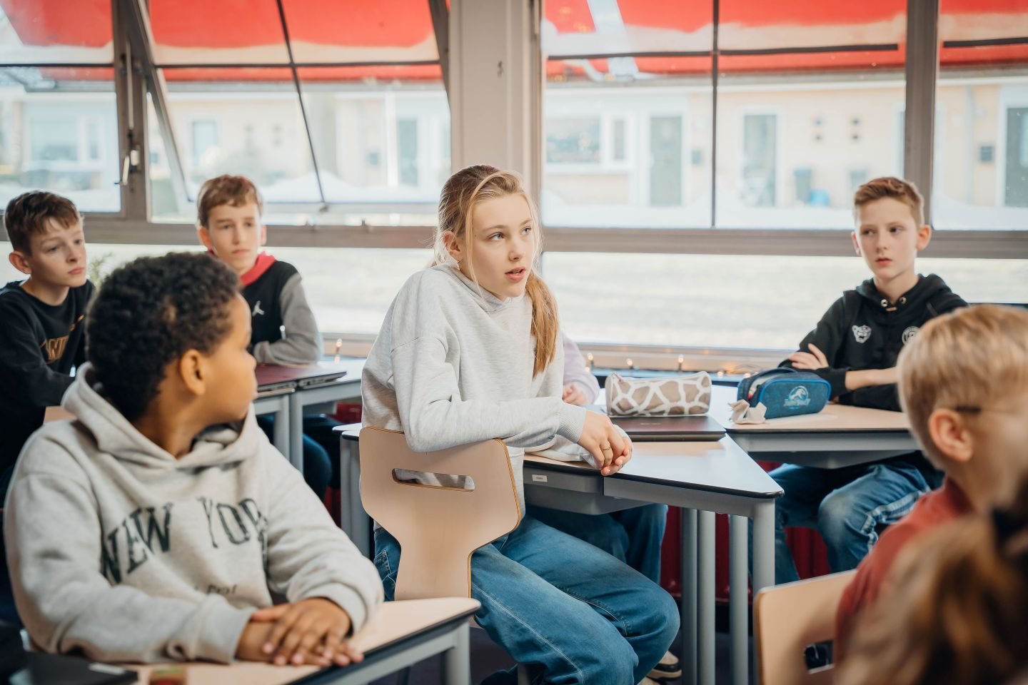 leerling-geeft-antwoord-klassikale-vraag