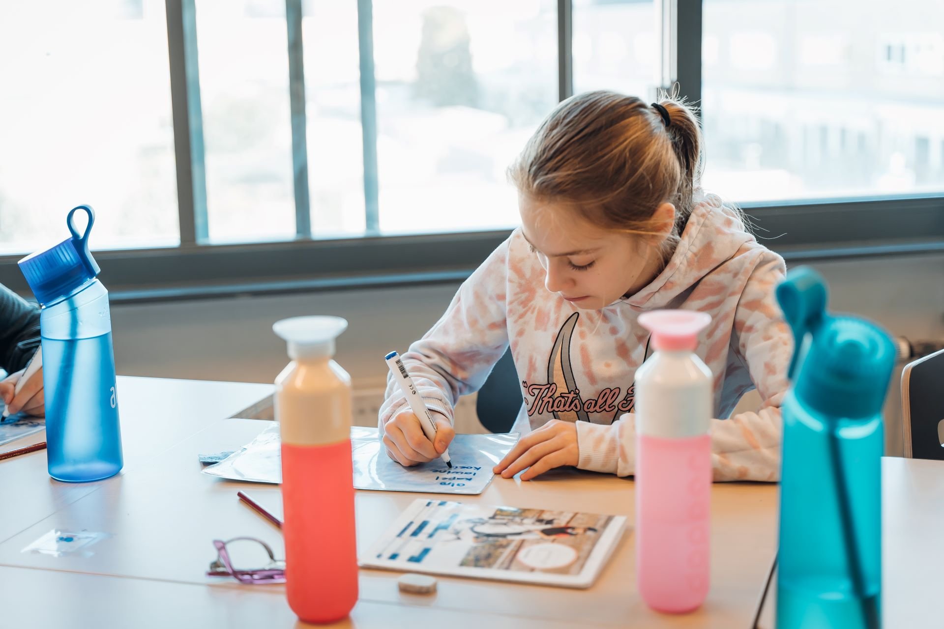 leerling-schrijft-haar-antwoorden-op-een-zelfgemaakt-wisbordje
