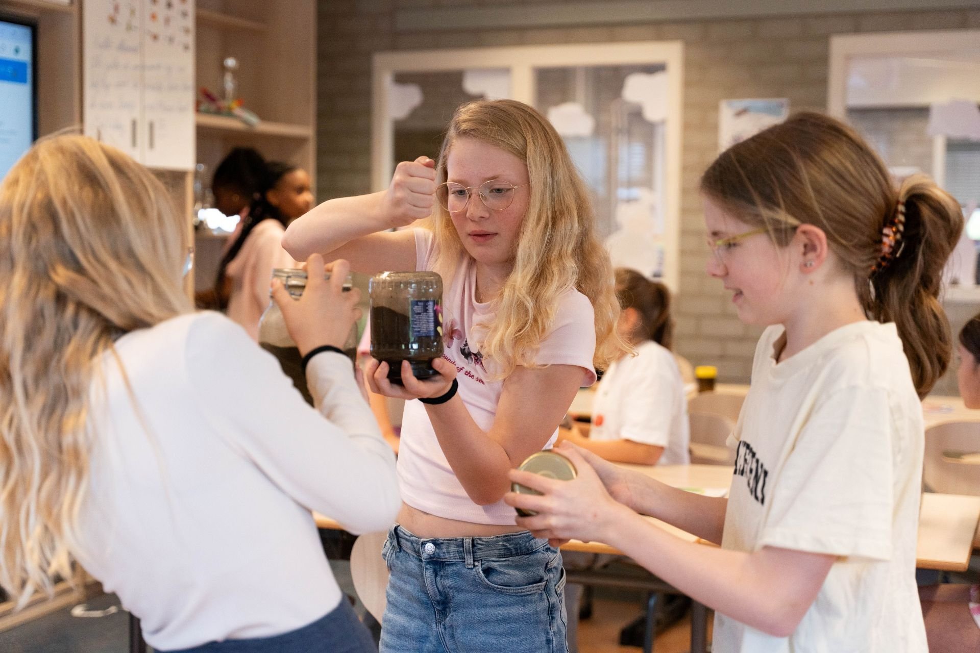 leerlingen doen onderzoek naar aardlagen
