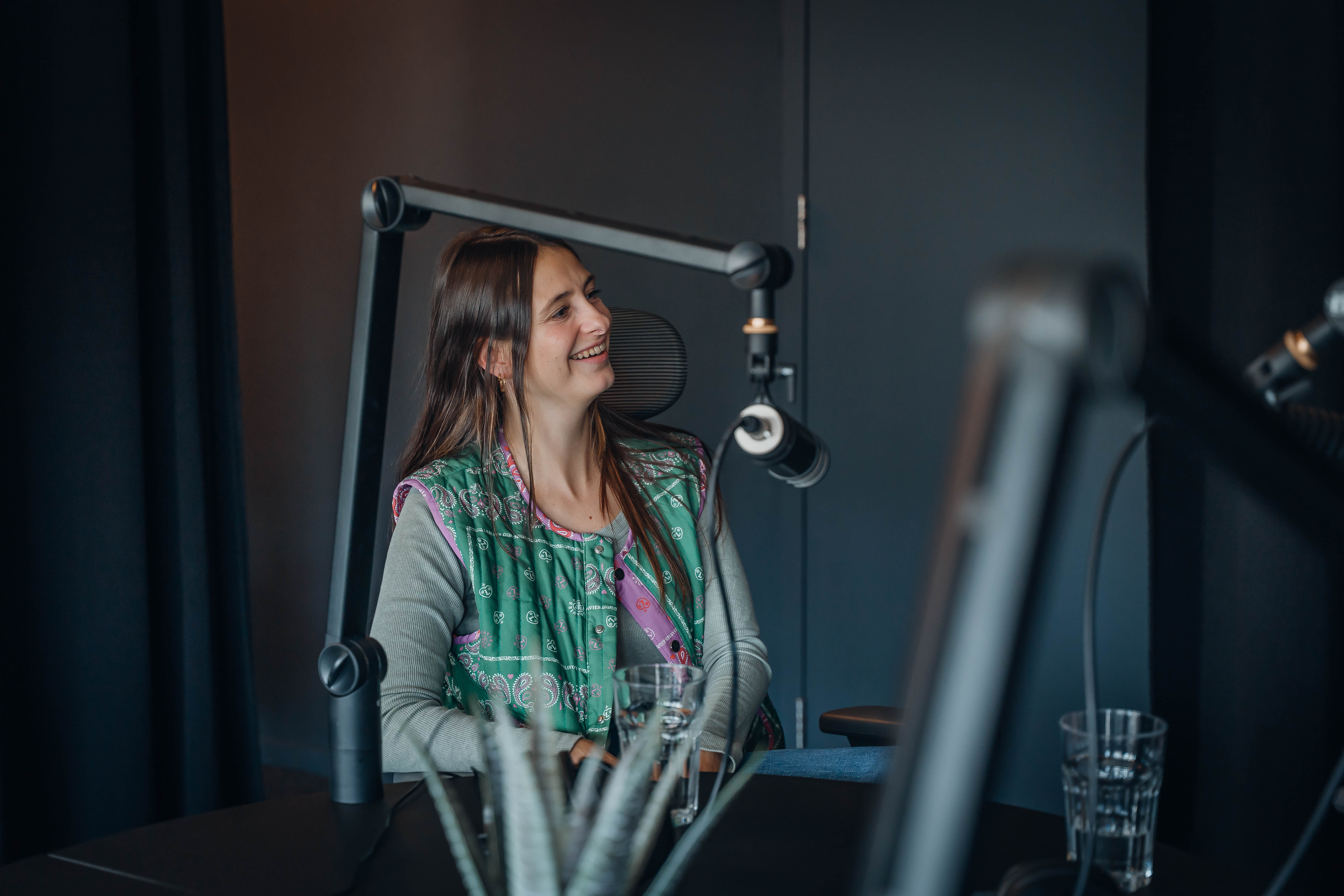 Onderwijskundige Lotte Steen tijdens een opname van podcast De Kennisbasis over de toekomst van het taalonderwijs en leesonderwijs in Nederlands