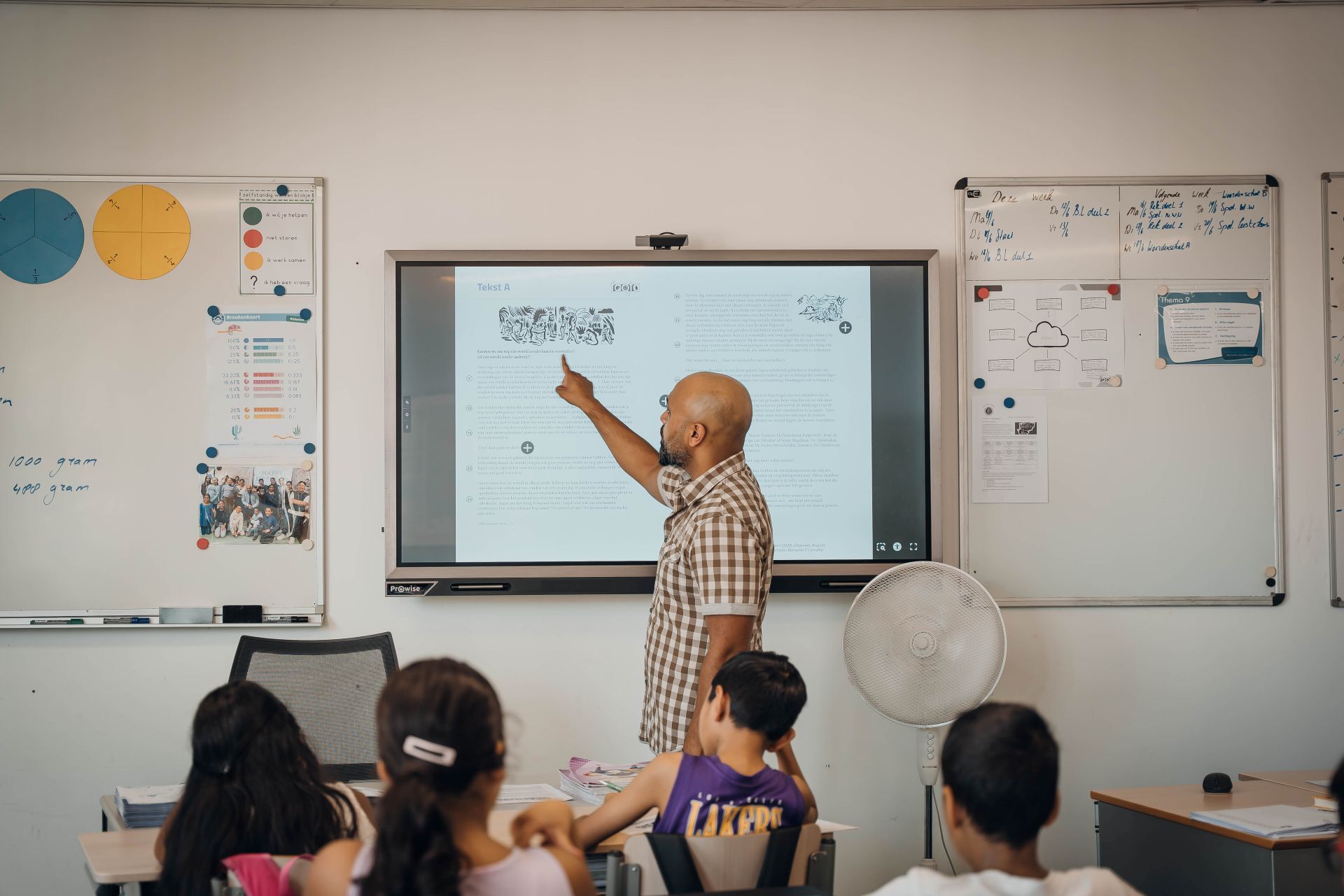 leerkracht geeft een lezen-les volgens de nieuwe kerndoelen voor het basisonderwijs